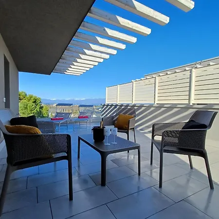 The King - With Pool Apartment Peschiera del Garda